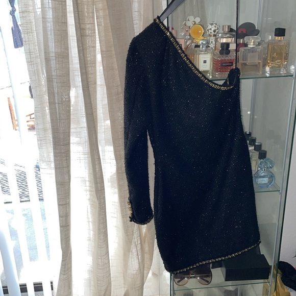 Black one sleeve dress with gold trimmings and button - Picture 5 of 5